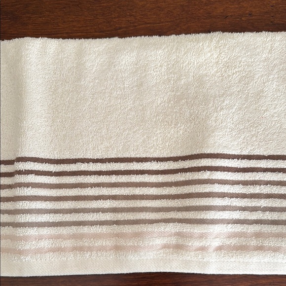 NWT Beige Striped Bath Towels! - Picture 7 of 16